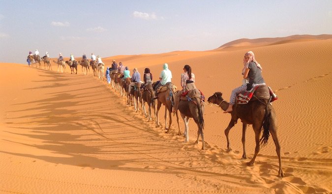 在摩洛哥的沙漠中骑骆驼