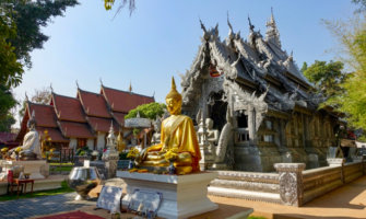阳光明媚的泰国清迈的一座小寺庙