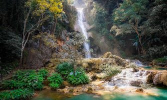 老挝丛林环绕的风景如画的瀑布