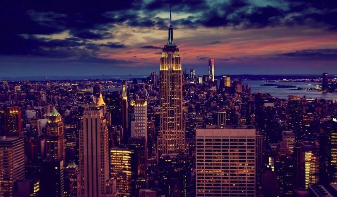 夜色中的纽约市中心是帝国大厦