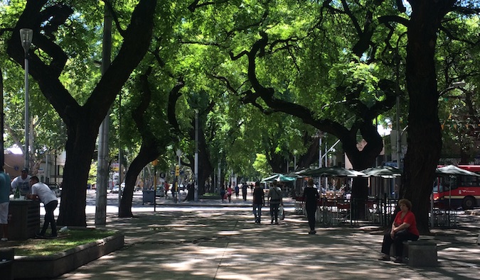 阿根廷，布宜诺斯艾利斯，人们走在大街上