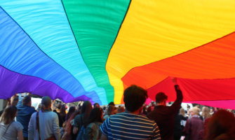 同性恋骄傲游行中巨大的彩虹旗