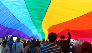 在同性恋骄傲游行的一个巨大的彩虹旗子