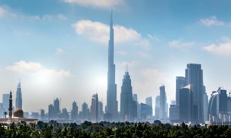迪拜市中心的高耸的天际线，包括他巨大的Burj Khalifa