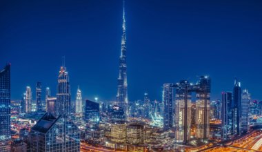 哈利法塔(Burj Khalifa)是迪拜夜间高耸的现代天际线