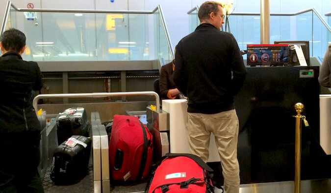 一个正在办理登机手续并检查行李的人