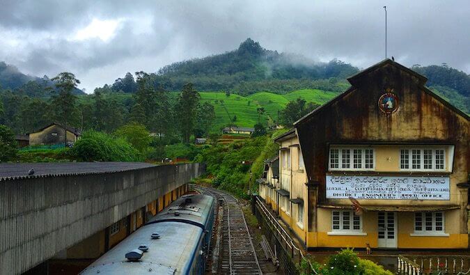 斯里兰卡一座可以俯瞰群山的火车站