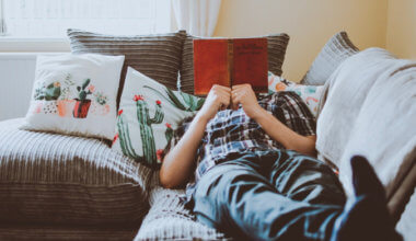 一个男人坐在沙发上看书