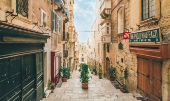 马耳他古老狭窄的街道和古老的建筑