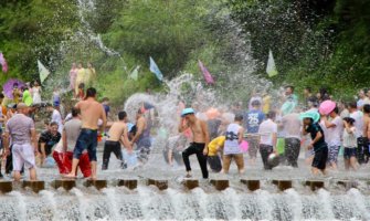 泼水节期间，泰国的人们正在打水仗
