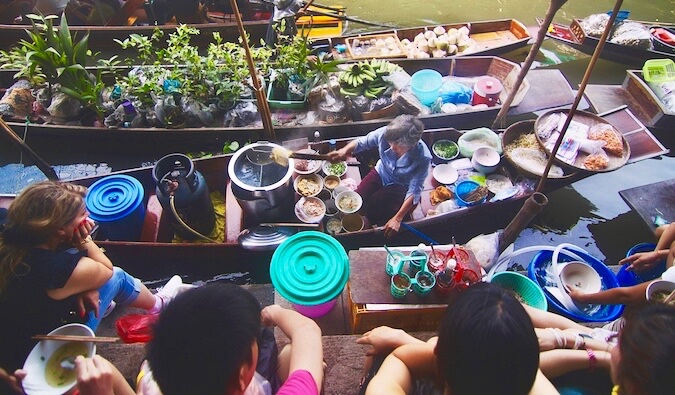 泰国河市场的人们
