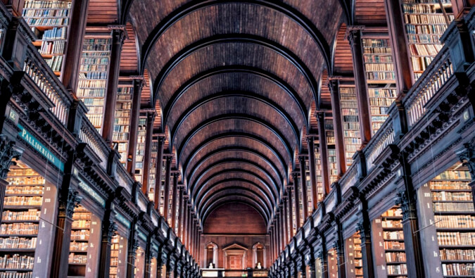 一个图书馆的图片有很多书的