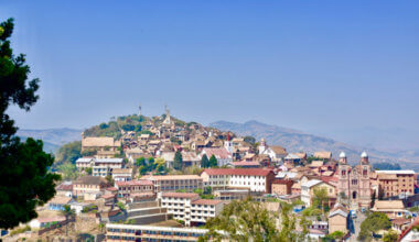 一个城市的清扫视图在马达加斯加与山的在背景中