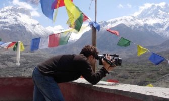 布鲁克在尼泊尔山区拍摄