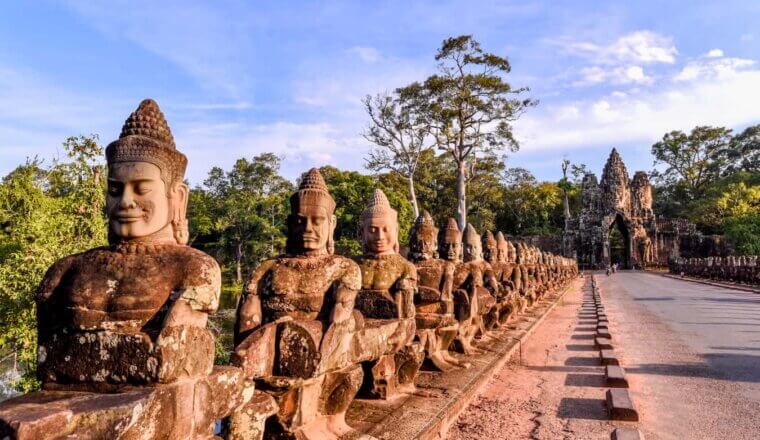 在美丽的柬埔寨，通往吴哥窟的道路上排列着标志性的雕像