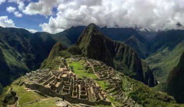 俯瞰着秘鲁的着名废墟和茂密的丛林丛林