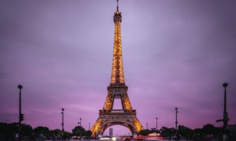 艾菲尔铁塔在晚上在巴黎，法国