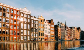 阿姆斯特丹运河沿岸的传统公寓