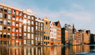 沿河的传统公寓在阿姆斯特丹