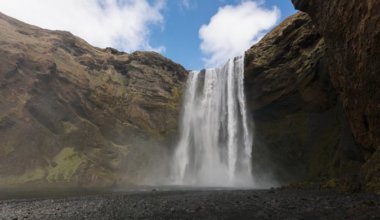 阳光明媚的夏日，冰岛的斯科加福斯瀑布