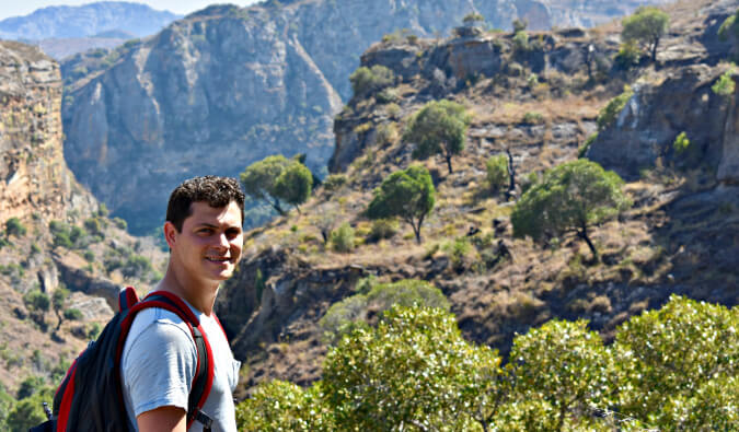 游牧的马丁非洲面对相机左侧的背景是山和树