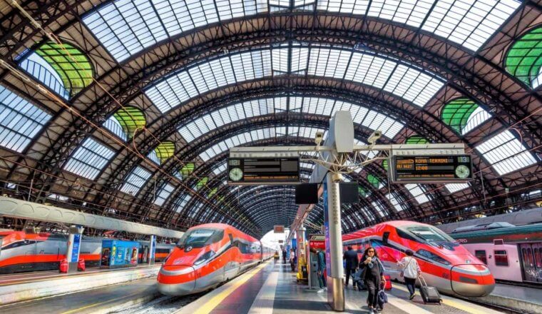 意大利米兰火车站站台上等待出发的高速列车