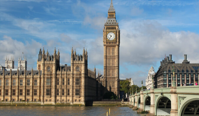 泰晤士河对面的伦敦，左边是议会大厦和大本钟