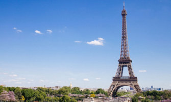 在一个晴朗的夏日，法国巴黎的埃菲尔铁塔
