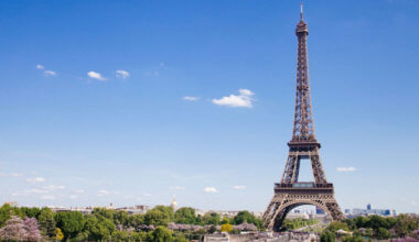 一个晴朗的夏日，法国巴黎的埃菲尔铁塔
