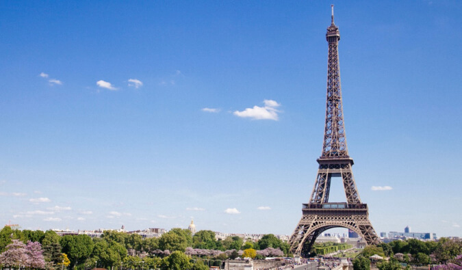 在一个晴朗的夏日，法国巴黎的埃菲尔铁塔