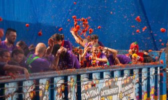 人们在西班牙的La Tomatina节日获得乐趣