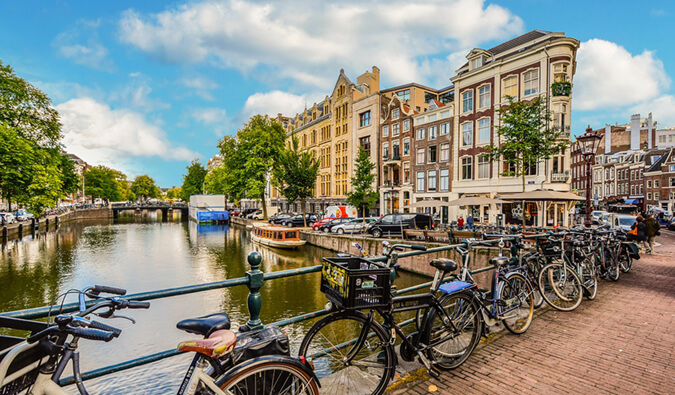 自行车排列在阿姆斯特丹运河上的一座桥上