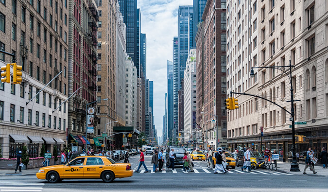 纽约最好的住宿地点纽约街景黄色出租车和过马路的人