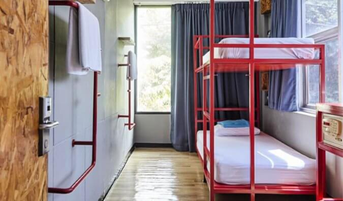 宿舍宿舍房间红色双层床安全和毛巾栏杆