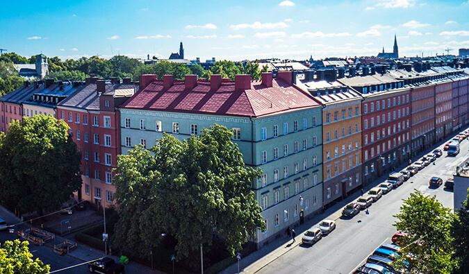 斯德哥尔摩的旅馆在街角，汽车停在外面的道路上。