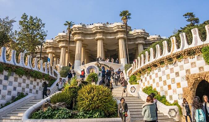巴塞罗那繁忙的公园Güell，是Gaudi最优秀的作品之一