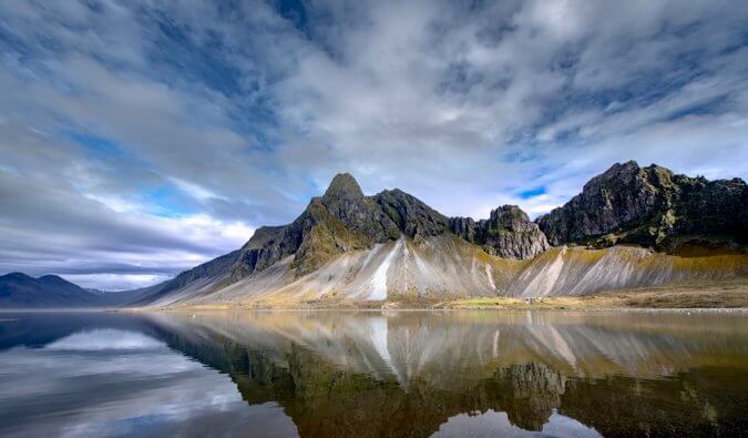 俯视湖的山在冰岛