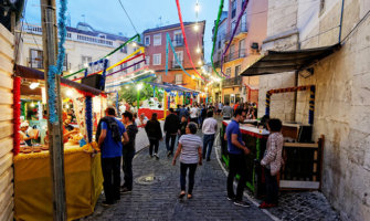 走在市场街道的人们在里斯本，葡萄牙