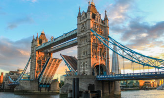 塔桥梁的图片在日落期间的伦敦