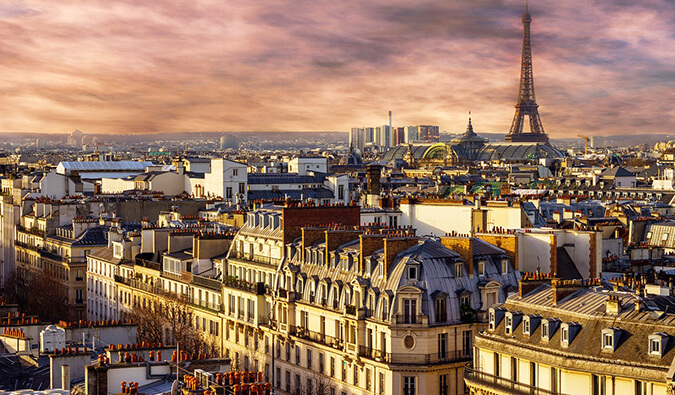 埃菲尔铁塔和巴黎屋顶上的日落