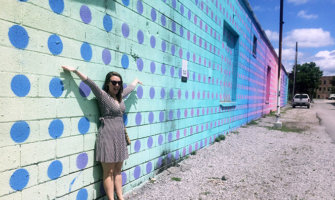 颂歌eubanks站立在壁画前面的壁画前面，田纳西州