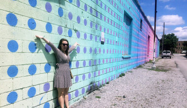 卡洛琳·尤班克斯站在田纳西州查塔努加的壁画前