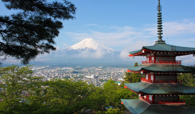 日本一座俯瞰富士山的宝塔