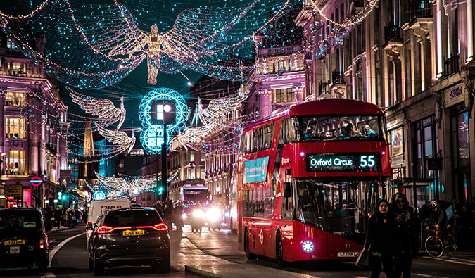 伦敦在节日期间的灯灯与标志性的红色公共汽车