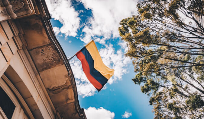 垂悬从一座老大厦的五颜六色的哥伦比亚的旗子。
