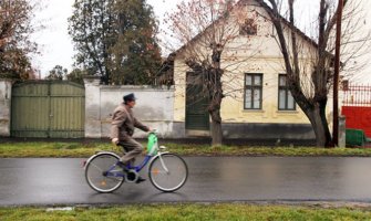 一个男人穿过一个安静的街区骑自行车
