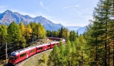 穿过瑞士山脉的红色火车
