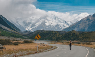 站立在山的一条空的绕的路的克里斯汀亚的斯