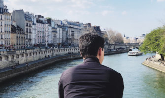 流浪马特的马特望着巴黎的一条运河