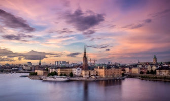 在日落期间的一条长的曝光射击了斯德哥尔摩与紫色天空